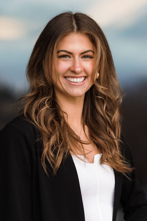 Portrait of Hannah Show, Sales Consultant, Partner.